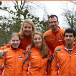 Barbara, Sara, Cynthia, Ricardo en Ilyasse poseren trots in hun team NL kleding