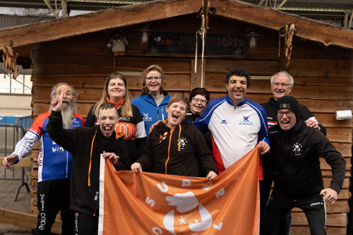 Groepsfoto van deelnemers die aan een schaatswedstrijd mee hebben gedaan